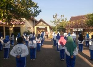 Terapi Ling Tien Kung: Cara Unik Bhabinkamtibmas Polres Blitar Bikin Warga Makin Sehat dan Kompak